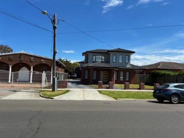 Stylish & Modern Living in a Convenient Location
