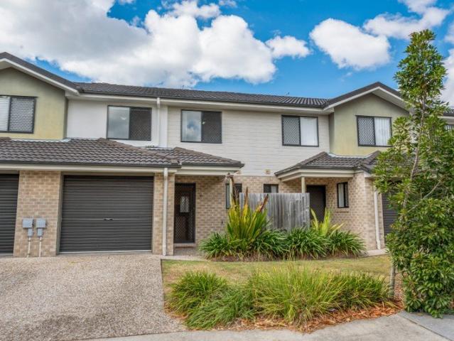 STYLISH MODERN TOWN HOUSE IN A PRIME WYNNUM WEST LOCATION