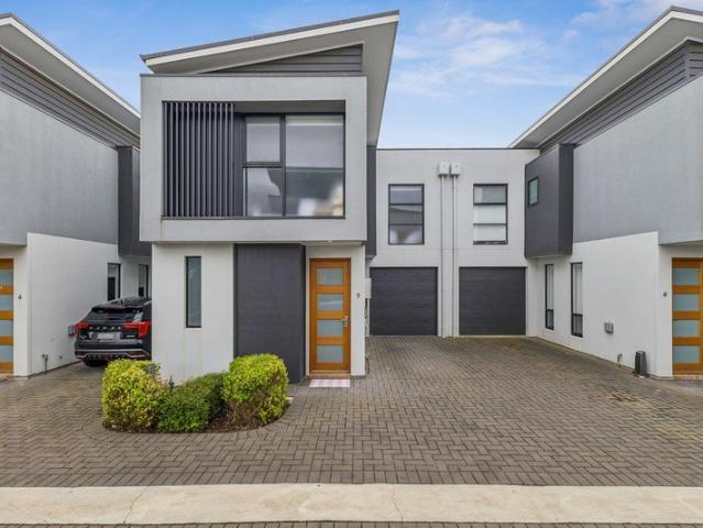 Stylish, Modern Living in a Prime Hectorville Location