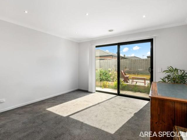 Stylish Modern Living in Lovely Banks