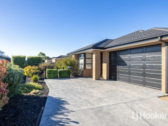 STYLISH MODERN LIVING WITH ROOM FOR THE BOAT OR CARAVAN