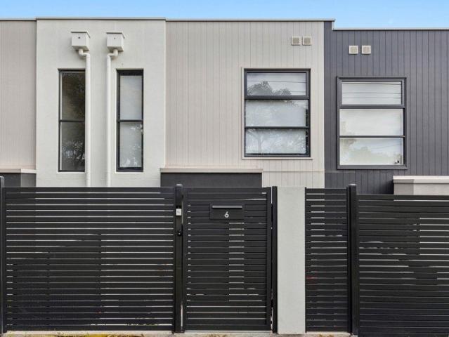 Stylish, Modern & Low Maintenance Move in & Enjoy!