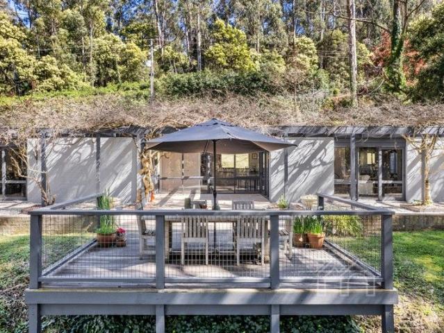 Stylish mountain retreat with exceptional convenience