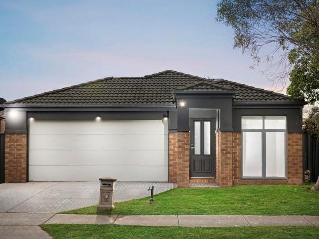 Stylish, Move In Ready Family Living in a Prime Deer Park Location