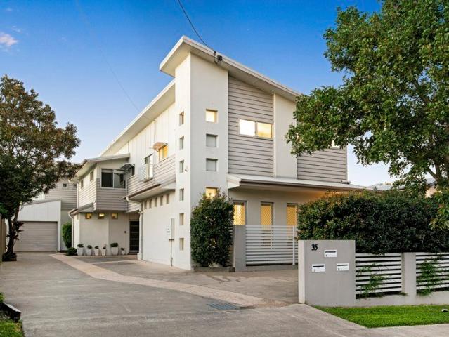 Stylish, Move In Ready Townhouse in a Boutique Complex