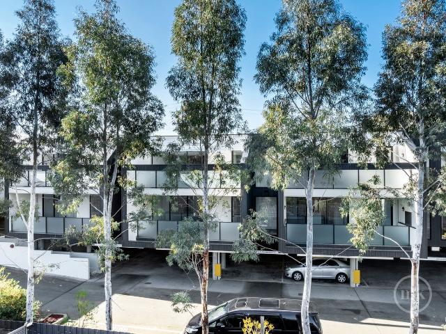 Stylish Near New Apartment in Eltham with Balcony