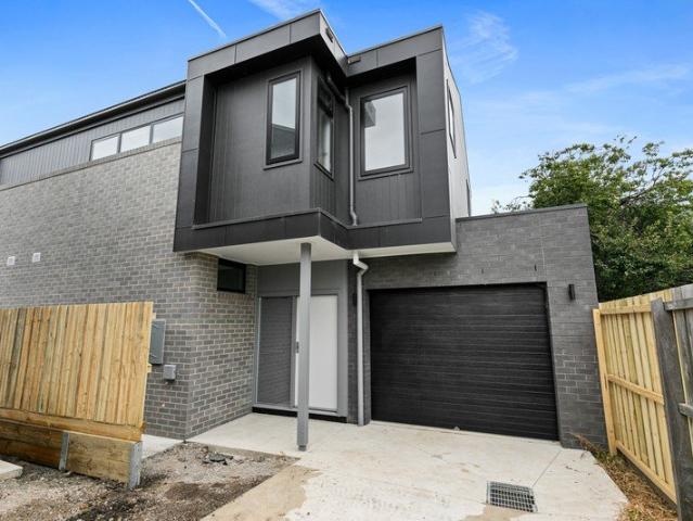 Stylish, Near New Living with Space & Convenience