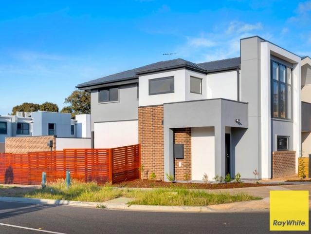 Stylish Near New Townhouse No Body Corporate Fees