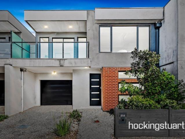Stylish near new townhouse opposite St Kilda training oval