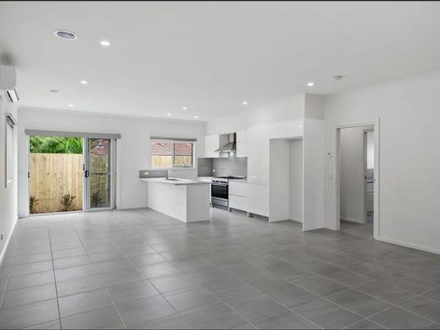 Stylish Near New Unit In A Top Notch Location