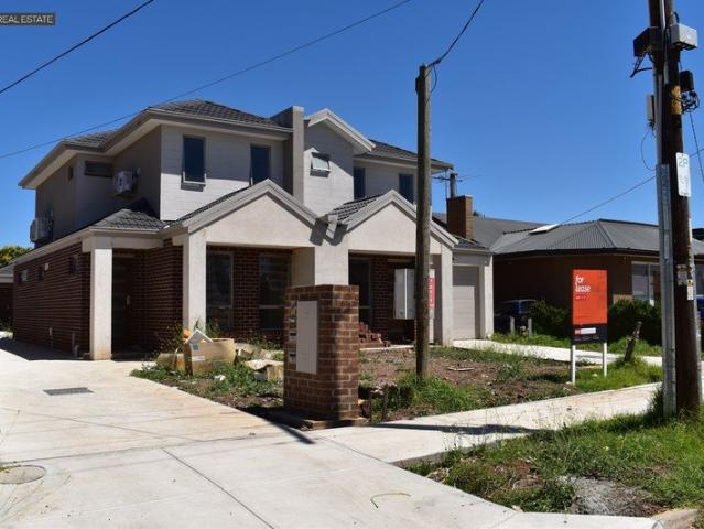 Stylish New Townhouse Close to Station!