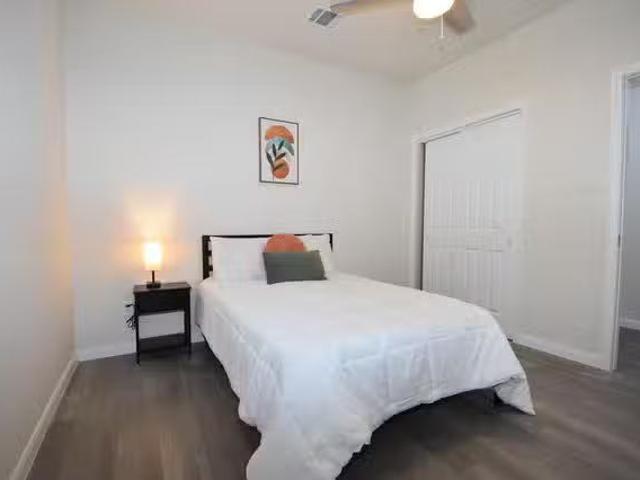 Stylish New Home with Private Baths id. 5514