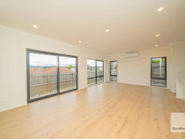 Stylish newly built Townhouse in Quiet Court Location