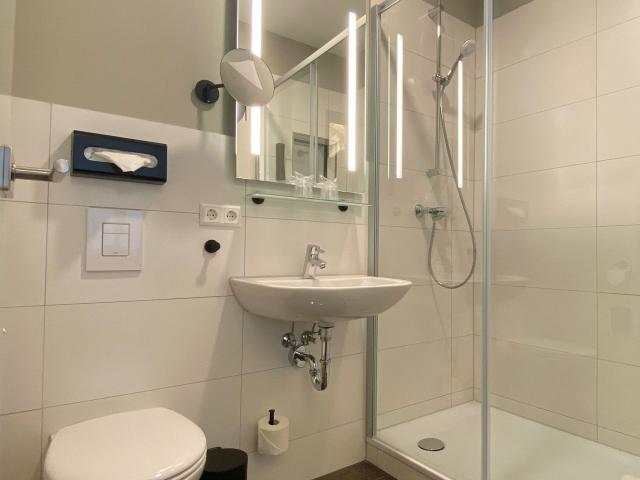 Stylish, newly furnished serviced apartment incl. monthly cleaning & fitness, only a few minutes from the main station, Hannover Amsterdam Apartments for Rent