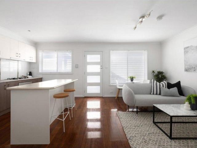 Stylish Newport Living with Private Courtyard!
