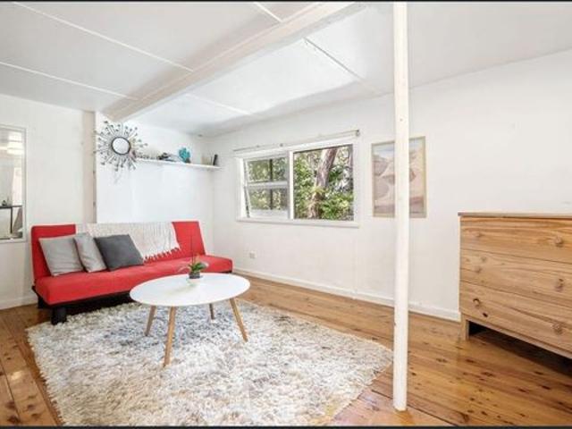 Stylish Newport Studio – Coastal Convenience at Your Doorstep