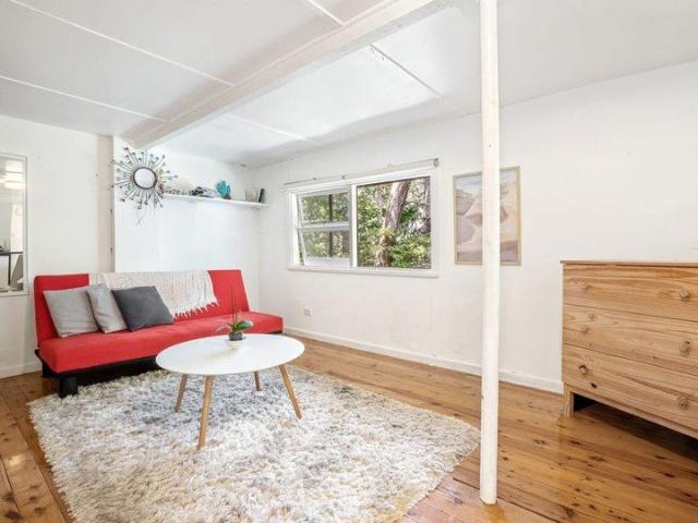 Stylish Newport Studio Coastal Convenience at Your Doorstep