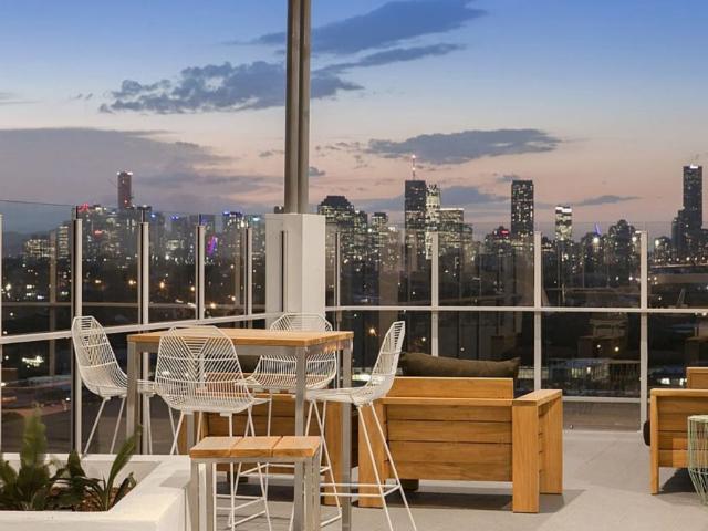 Stylish North East Facing Apartment with City Views