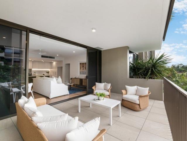 Stylish North East Facing Apartment with Study
