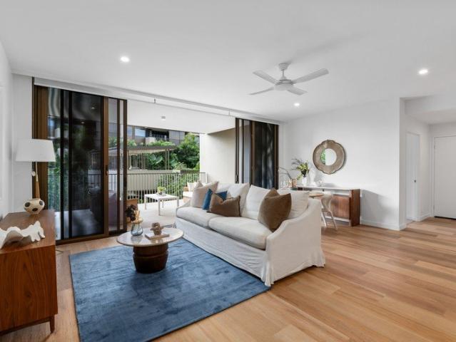 Stylish North East Facing Apartment with Study