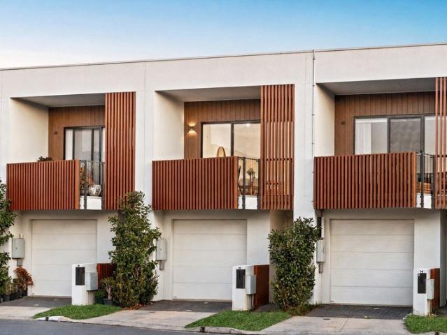 Stylish North Facing Townhouse with Exceptional Lifestyle Convenience