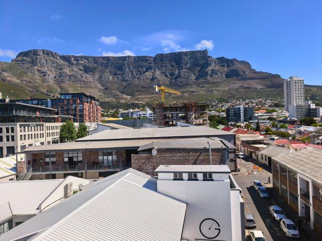 Stylish North Facing Apartment – Canterbury Square, Gardens