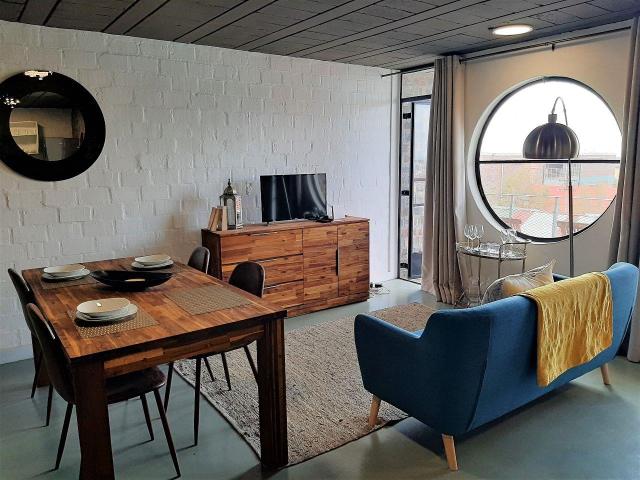 Stylish North Facing Loft apartment with views of harbour