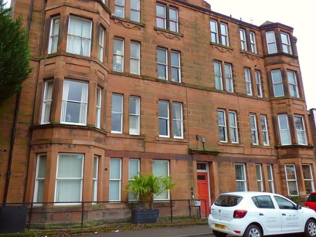 Stylish one bedroom apartment with office space, situated on the first floor of a traditional building in the heart of Morningside