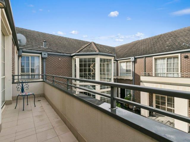 Stylish one bedroom apartment with a sunny double balcony