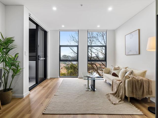 STYLISH ONE BEDROOM APARTMENT WITH BALCONY, PARKING & STORAGE