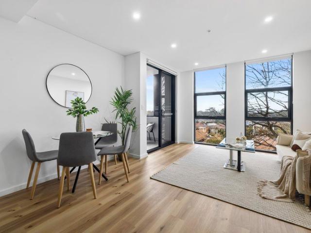 STYLISH ONE BEDROOM APARTMENT WITH BALCONY, PARKING & STORAGE
