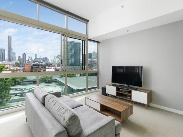 Stylish One Bedroom Apartment with Breathtaking City Views