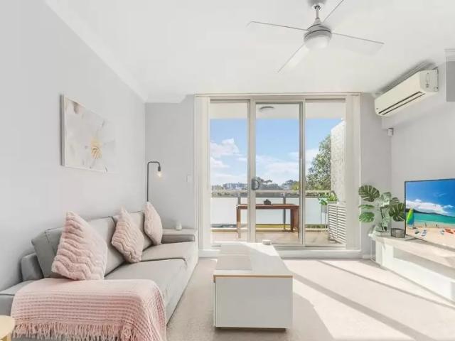 Stylish One Bedroom Apartment with Exceptional Convenience!