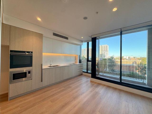 STYLISH ONE BEDROOM APARTMENT WITH PANORAMIC VIEWS & RESORT STYLE FACILITIES