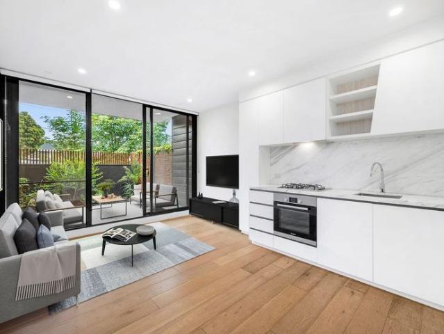 Stylish One Bedroom Apartment with Private Courtyard!