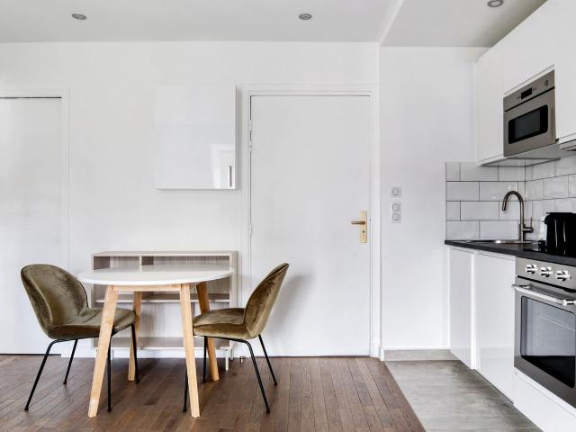 Stylish One Bedroom Apartment with Stunning Views, Paris Amsterdam Apartments for Rent