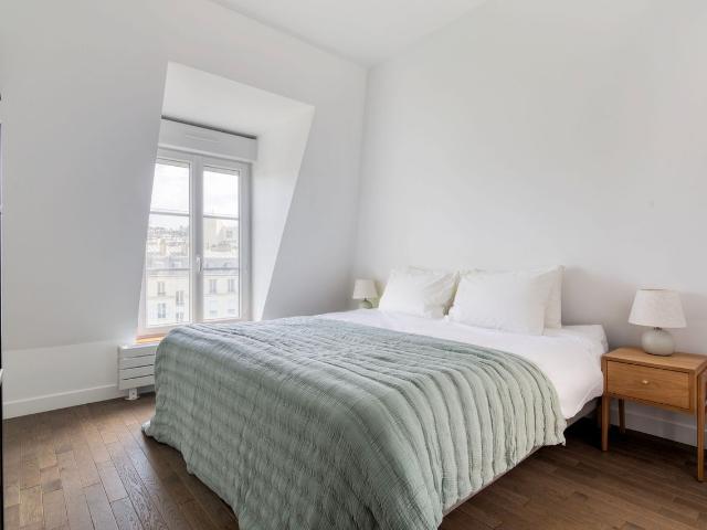 Stylish One Bedroom Apartment with Stunning Views, Paris Amsterdam Apartments for Rent