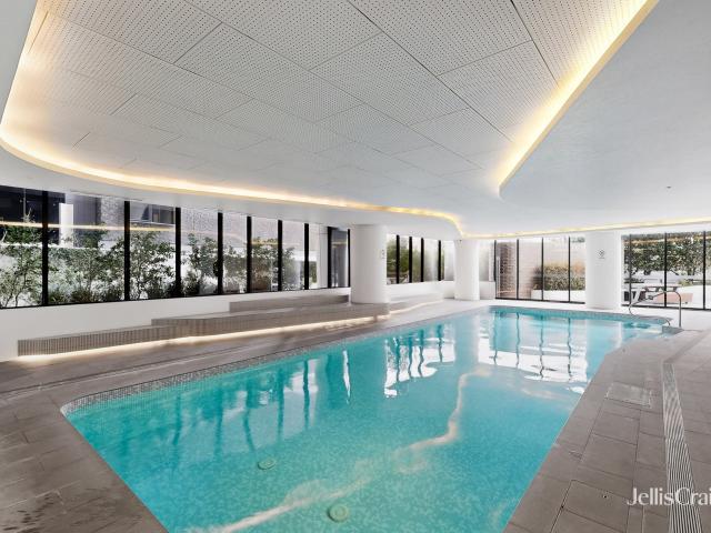 Stylish One Bedroom Apartment with Secure Parking in an Exceptional Melbourne Location
