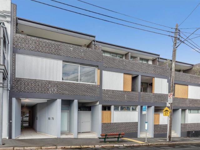 STYLISH ONE BEDROOM APARTMENT WITH SECURE PARKING