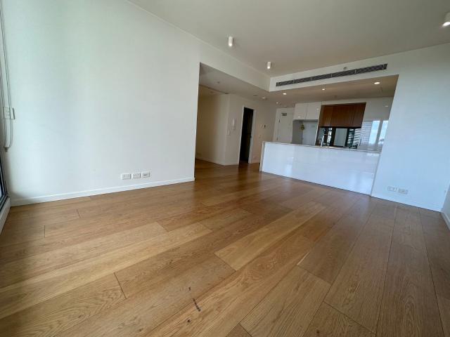 Stylish One Bedroom Apartment with Separate Study