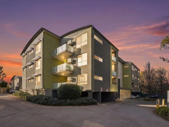 Stylish One Bedroom Apartment with Spacious Outdoor Living