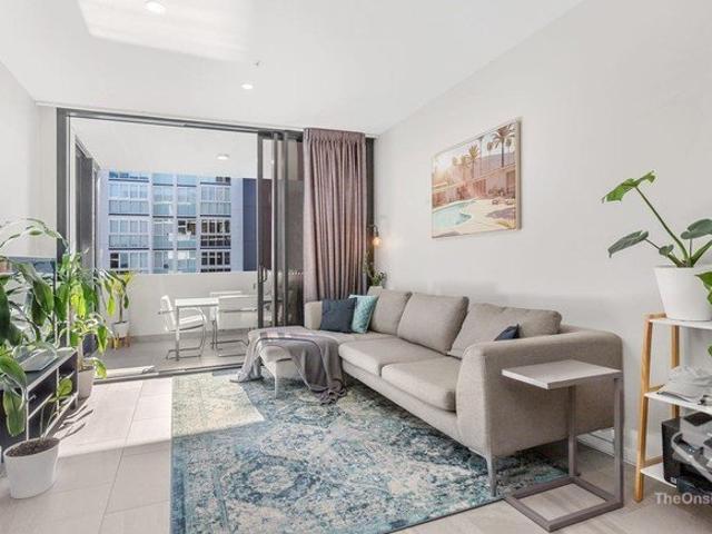 Stylish One Bedroom Apartment with Spacious Balcony in the Heart of Newstead