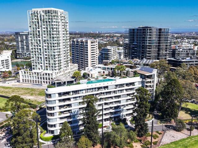 Stylish One Bedroom Apartment with Spacious Study in the Prestigious The Orchards