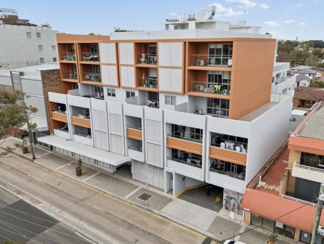 Stylish One Bedroom Apartment with Versatile Study