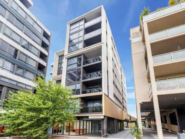Stylish One Bedroom Apartment with Westerly Views