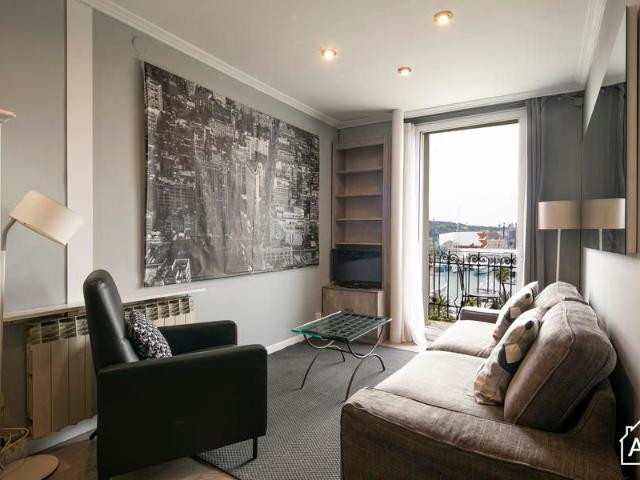 Stylish One Bedroom Apartment by the Beach, with Incredible Sea Views