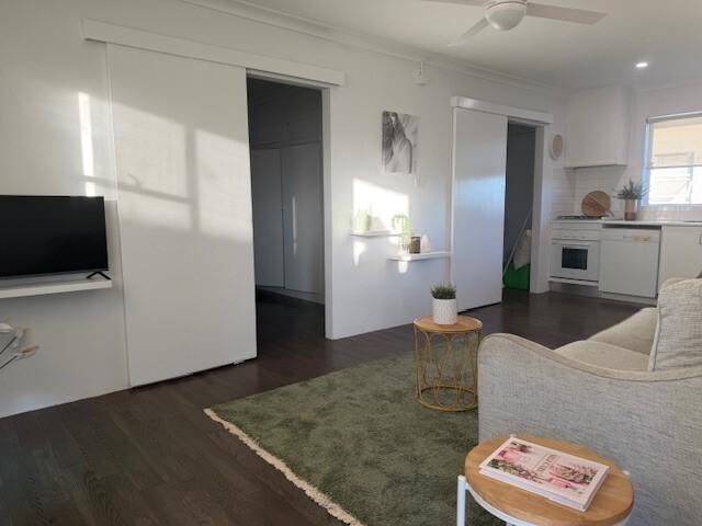 FULLY FURNISHED Stylish One Bedroom Apartment in the Heart of New Farm