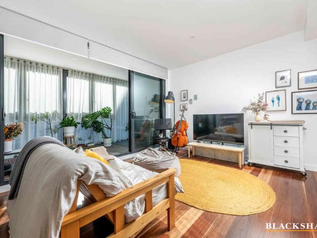 Stylish One Bedroom Apartment In The Parade Complex Campbell