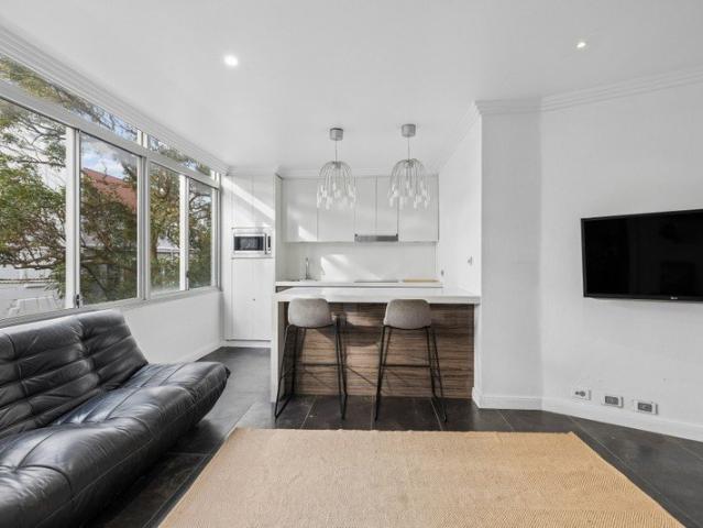 STYLISH ONE BEDROOM APARTMENT IN DARLINGHURST'S 'WINDSOR LODGE' BUILDING