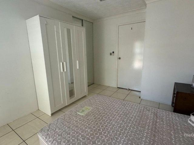 Stylish One Bedroom Apartment in Prime Chevron Island Location
